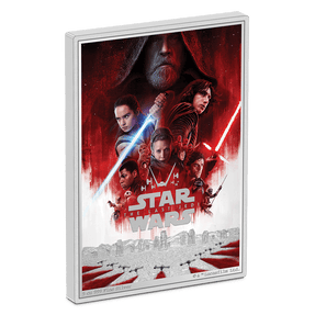 Large format rectangular coin displays the dramatic poster artwork from Star Wars: The Last Jedi™. The vibrant red colour and intricate frosted details create a cool contrast. A mirror-finish border adds an extra layer of sophistication to this grand collectible.